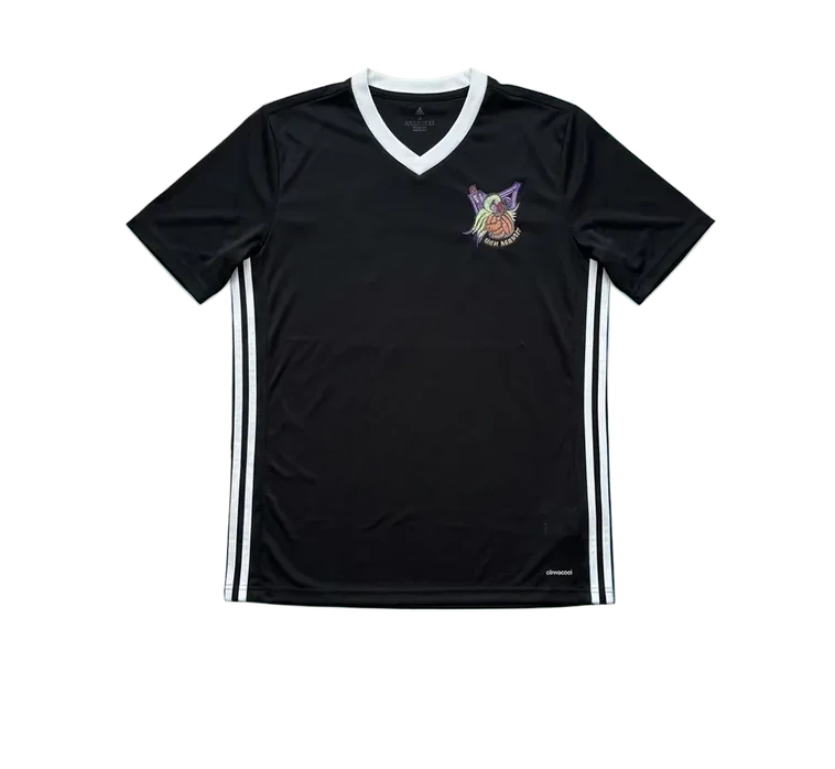 Schwarzes Trikot mit Vereinswappen